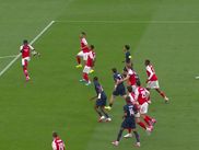 Alors que le PSG était mené, un joueur d’Arsenal touché le ballon de la main dans la surface. L’arbitre n’a pas sifflé pénalty.