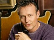 Aujourd'hui, toute une génération qui a grandi avec BUFFY CONTRE LES VAMPIRES perd un père, un mentor, un observateur. Anthony Head est décédé à l'âge de 72 ans.