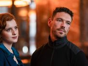 Entre drame familial et thriller criminel, LA VILLE NOUS APPARTIENT plonge dans les coulisses du trafic de drogue à Liverpool. Portée par James Nelson-Joyce, Hannah Onslow et Sean Bean, la série suit un chef de gang confronté à l’effondrement de son empire, à une guerre de succession et à ses propres fragilités. Diffusée sur CANAL+ à partir du 15 juin, cette production britannique mêle tensions familiales, ambitions criminelles et romance dans un récit aussi sombre que captivant.