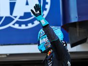 George Russell affichait un large sourire à l’issue de la séance de qualifications, à Barcelone. Le Britannique signe en effet la pole position, et met donc fin à la série de son jeune coéquipier. Lewis Hamilton crée la surprise et place sa Ferrari en 2e position, devant la deuxième Mercedes d’Antonelli.