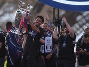 Au lendemain du sacre parisien en finale de la Ligue des champions face à Arsenal (1-1, 4-3 t.a.b), les joueurs et le staff du PSG ont célébré le titre à Paris. Devant une foule d'environ 100 000 personnes, les doubles champions d'Europe ont paradé sur le Champ de Mars, au pied de la Tour Eiffel. Revivez les meilleurs moments de cette fête en vidéo.