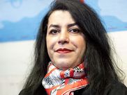 Révélée avec sa bande dessinée PERSEPOLIS qu’elle a elle-même adaptée avec succès au cinéma, Marjane Satrapi est « morte de tristesse » à l'âge de 56 ans. Une disparition survenue un peu plus d’un an après la perte de son mari, le producteur et scénariste Mattias Ripa.