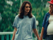 C’était l’un de nos films chouchous du Festival de Cannes 2025 : DES PREUVES D'AMOUR, un premier long métrage lumineux, drôle et sensible porté par un duo cosmique : Ella Rumpf et Monia Chokri. De cette histoire très personnelle, la réalisatrice Alice Douard crée un récit universel sur l’amour, la parentalité et la quête de légitimité.