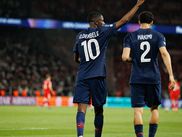Ce vendredi, le Paris Saint-Germain a dévoilé le groupe des 24 joueurs qui feront le déplacement à Budapest pour la finale de Ligue des champions face à Arsenal. Pour la première fois depuis longtemps, Luis Enrique pourra compter sur la totalité de ses hommes avec les présences de Hakimi et Dembélé, ainsi que le retour de Quentin Ndjantou.