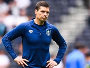 Déjà relégué en Championship depuis le week-end dernier, Burnley a annoncé le nom de son nouvel entraîneur. Séparés de Scott Parker d'un commun accord, les Clarets seront dirigés par Michael Jackson jusqu'à la fin de la saison.