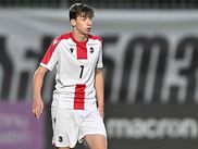 À l'aube de la demi-finale retour entre le Bayern Munich et le Paris Saint-Germain, la presse géorgienne a révélé les intérêts du club bavarois pour Tornike Kvaratskhelia. Petit frère du Parisien Khvicha, l'ailier de 16 ans serait en passe de signer pour le Rekordmeister d'après la Gazzetta dello Sport Georgia.