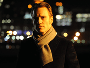 Sorti en 2011, SHAME, le deuxième long métrage de Steve McQueen, a marqué toute une génération de cinéphiles par son traitement sans concession de l'addiction sexuelle, sa mise en scène élégante et immersive, ainsi que par l'interprétation intense de Michael Fassbender. Quinze ans plus tard, une séquence spécifique continue de surprendre celles et ceux qui découvrent ce film culte. Explications.