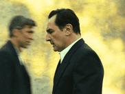Après LE FILS DE SAUL, Grand Prix du Festival de Cannes en 2015, le réalisateur hongrois László Nemes s’intéresse de nouveau à la Seconde Guerre Mondiale, cette fois pour un biopic sur Jean Moulin, incarné à l’écran par Gilles Lellouche. Loin des codes traditionnels du biopic, le film nous plonge avec horreur dans les derniers jours du résistant français, face au terrifiant Klaus Barbie (campé par Lars Eidinger).