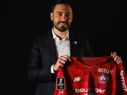Le LOSC a annoncé, ce lundi, le nom de son nouvel entraîneur. Pour succéder à Bruno Génésio, les Dogues ont opté pour Davide Ancelotti, le fils de Carlo Ancelotti. Une première expérience européenne de coach principal pour l'Italien, qui sera à suivre sur CANAL+ la saison prochaine avec la participation du LOSC en Ligue des champions.