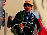 Il ne dispute que sa deuxième saison en Formule 1, pourtant Andrea Kimi Antonelli a déjà tout d’un très grand. Le jeune pilote italien a signé à Monaco sa cinquième victoire consécutive, et conforte un peu plus sa place de leader du championnat du monde. Un état de forme qui contraste nettement avec celui affiché par son coéquipier, de l’autre côté du garage...