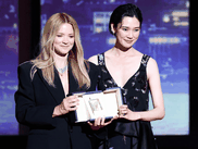 Après 11 jours passés à célébrer le cinéma mondial, le jury du 79e Festival de Cannes 2026 présidé par Park Chan-wook a annoncé son palmarès. Quels films ont été récompensés ? Découvrez les grands gagnants.