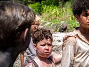 La mini-série SA MAJESTÉ DES MOUCHES se termine ce soir sur CANAL+ avec un final qui promet d'en laisser plusieurs sans voix. Pourquoi ? On vous raconte tout. Attention, spoilers.