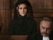Disponible sur CANAL+, PARIS POLICE 1910 raconte les dessous de la sulfureuse affaire Marguerite Steinheil. Après son procès retentissant, la veuve s’exila en Angleterre tandis que sa fille perdit sa nationalité française.