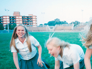 Sorti en 1999, VIRGIN SUICIDES n’est pas seulement le film qui a révélé l’inimitable patte de Sofia Coppola, mais aussi une œuvre indissociable de sa bande-originale culte. Explications.