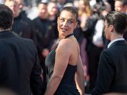 Certaines carrières se construisent dans l'ombre des plateaux. La sienne s'est allumée comme un feu d'artifice sur la Croisette. Depuis, Adèle Exarchopoulos revient à Cannes comme on rentre chez soi. Festival après festival, elle y construit quelque chose qui ressemble de plus en plus à une légende. Et en 2026 ?