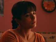 Présenté dans la sélection Un Certain Regard à Cannes, QUELQUES MOTS D’AMOUR marque le retour de Rudi Rosenberg derrière la caméra après LE NOUVEAU, toujours disponible sur CANAL+. Entre chronique adolescente, quête familiale et nostalgie des 90s, ce deuxième long séduit par sa douceur, son humour redoutable et son casting aux petits oignons.