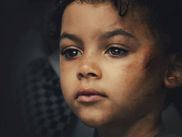 SOUS SES YEUX raconte le meurtre brutal de Rachel Nickell. Disponible sur Netflix (avec CANAL+), cette mini-série revient sur une enquête hors norme qui s’est étalée de 1992 à 2008, mais aussi sur les difficultés à se reconstruire pour le compagnon et le fils de la victime.