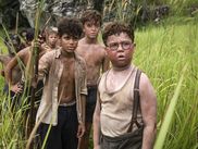 Adaptation britannique du roman culte de Sa Majesté des mouches, cette mini-série sombre et suffocante explore la lente dérive d’un groupe d’enfants livrés à eux-mêmes sur une île déserte. Entre chronique d’apprentissage et cauchemar politique, le récit dissèque avec une cruauté fascinante la naissance de la violence collective. Une relecture contemporaine du chef-d’œuvre de William Golding par l'un des créateurs de THE ADOLESCENCE, disponible sur CANAL+.