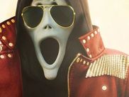 SCARY MOVIE est de retour au cinéma le 3 juin 2026 en France, vingt-six ans après le premier film. Anna Faris, Regina Hall, Marlon Wayans et Shawn Wayans reforment le "Core Four" originel face à un tueur masqué toujours aussi imprévisible. Et pour fêter ça, ils n’ont pas hésiter à ressortir le cri le plus culte des années 2000 : le WAZAAA (ça vaaa en version française).