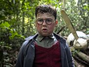 La mini-série SA MAJESTÉ DES MOUCHES, adaptée du roman culte de William Golding, débarque sur CANAL+ avec quatre épisodes, dont les deux premiers sont diffusés ce lundi soir. Et voici trois bonnes raisons de vous jeter dessus !