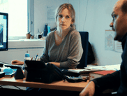 Après un joli succès dans les salles obscures, et deux César, dont celui de la meilleure actrice pour Léa Drucker, le film DOSSIER 137 de Dominik Moll est disponible sur CANAL+. Comment se termine-t-il ? Explication de la fin avec évidemment des SPOILERS.