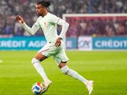Face à l'Irlande du Nord en préparation à la Coupe du monde, l'Équipe de France s'est imposée grâce à un triplé de Michael Olise (3-1). Par le fait, l'ailier du Bayern Munich est devenu l'un des rares Français à avoir réalisé un hat-trick avec les Bleus. Le troisième seulement au 21ᵉ siècle.