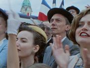 Présenté en Compétition au Festival de Cannes 2026, NOTRE SALUT est très bien parti pour figurer parmi les choix du jury de cette 79e édition. Après RIEN À FOUTRE, le réalisateur belgo-français Emmanuel Marre plonge cette fois dans les heures les plus troubles du régime de Vichy à travers le portrait d’un homme ordinaire happé par la machine administrative collaborationniste.