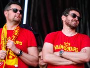 Vainqueur de la Coupe de France et qualifié en Ligue des champions, le RC Lens va pourtant devoir changer d'entraîneur. Selon l'AFP, Pierre Sage quittera en effet les Sang et Or cet été après une saison sur le banc. Sans doute pour une destination alléchante.