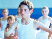 Sorti en 2000, BILLY ELLIOT a marqué toute une génération en suivant la trajectoire d’un jeune garçon passionné de danse dans une Angleterre en crise. À l’écran, un inconnu de 14 ans crève l’écran : Jamie Bell. 26 ans plus tard, la révélation de ce film culte fait-il encore du cinéma ?