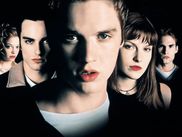 DESTINATION FINALE (2000) a donné lieu à de nombreuses théories autour de « 180 », le nombre mystère qui sert d’avertissement macabre aux personnages tout au long de la saga. Le premier opus est disponible sur OCS Ciné+ avec CANAL+.