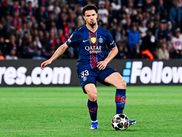 Touché face au Bayern Munich, Achraf Hakimi manquera la demi-finale retour de Ligue des champions. Face au Bayern Munich, le Paris Saint-Germain devra donc se fier à Warren Zaïre-Emery au poste de latéral droit. Habitué au rôle cette saison, le titi a-t-il les armes pour tenir face aux Bavarois ?