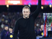 Le Barça a annoncé, ce lundi, la prolongation de contrat de Hansi Flick. L'entraîneur allemand, présent au club depuis 2024, a paraphé un nouveau contrat de deux ans avec le club catalan.