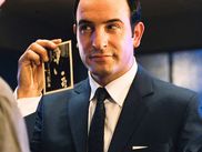 Comédie culte et hilarante, OSS 117 : LE CAIRE NID D’ESPIONS a dû faire face à un contexte social tendu au moment de sa sortie en salles. Disponible sur CANAL+, le film a même reçu un accueil glacial lors de sa première rencontre avec le public.