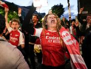 Grâce au match nul de Manchester City face à Bournemouth (1-1), Arsenal a été sacré champion d'Angleterre, 22 ans après. Depuis l'Emirates Stadium, les joueurs et le staff des Gunners ont pu célébrer comme il se devait ce titre. Vidéos.