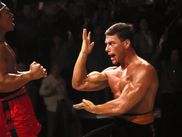 Dans les années 80, Jean-Claude Van Damme espérait se faire une place à Hollywood et c'est sur un coup de pied (selon la légende) qu'il prend la tête d'affiche de BLOODSPORT, film devenu culte tiré d'une histoire vraie… ou pas.