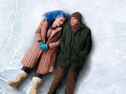 Il y a des films que l’on regarde une fois. Et puis il y a ceux que l’on revisite à chaque rupture en espérant que ce soit la dernière. Vingt-deux ans après sa sortie, ETERNAL SUNSHINE OF THE SPOTLESS MIND reste une expérience de cinéma unique, une œuvre inclassable qui a révélé Michel Gondry à l’international et qui n’a pas pris une ride.