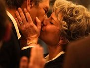 Diane Kurys raconte la relation amoureuse et conflictuelle entre Simone Signoret et Yves Montand dans MOI QUI T’AIMAIS. La réalisatrice a fait un choix artistique fort en ouverture de son film, disponible sur CANAL+.