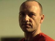 La force d'un thriller repose principalement sur un rebondissement final qui doit laisser le spectateur sur les fesses. Et à ce jeu-là, SEVEN, de David Fincher, est devenu un mètre-étalon du genre depuis trente ans.