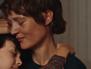 Présenté dans la sélection Un Certain Regard à Cannes en 2025, LOVE ME TENDER suit le combat d’une mère à qui l’on retire son enfant après qu’elle a révélé son homosexualité à son ex-compagnon. Un drame poignant porté par Vicky Krieps, qui s’attaque à un sujet encore sensible : les préjugés entourant la maternité lesbienne.