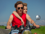 Entre premières amours, balades en voilier et couchers de soleil sur la Manche, ÉTÉ 85 est une véritable invitation à l’évasion. Avec son regard tendre sur l’adolescence et ses paysages normands baignés de lumière, François Ozon signe une œuvre nostalgique qui donne immédiatement envie de prendre la route vers les plages de la Côte d’Albâtre.