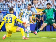 Tombeur de l'Algérie en ouverture de sa Coupe du monde (3-0), l'Argentine peut largement remercier son guide : Lionel Messi. Auteur d'un triplé, l'octuple Ballon d'Or a été la terreur de Lucas Zidane, gardien des Fennecs. En parallèle, Messi a pu jouer contre le fils de Zinédine, joueur qu'il avait déjà affronté.