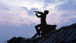 Un violon sur le toit - Trailer