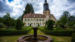 Le collège royal et militaire de Thiron-Gardais : la nouvelle vie de Stéphane Bern