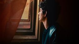 Six pieds sur terre - Trailer