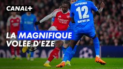 D'une splendide reprise, Eze permet à Arsenal de prendre l'avantage.