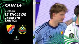 Le tacle de Jacob Une Larsson contre SK Rapid Wien (15')