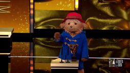 Paddington, qui triomphe sur scène, et le premier ours à remettre le Bafta du film pour enfants et famille