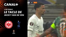 Le tacle de Micky van de Ven contre Francfort (16')
