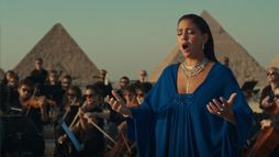 Fatma Said devant les pyramides de Gizeh