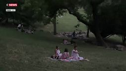 Canicule : les Parisiens profitent de l'ouverture des parcs jusqu'à minuit